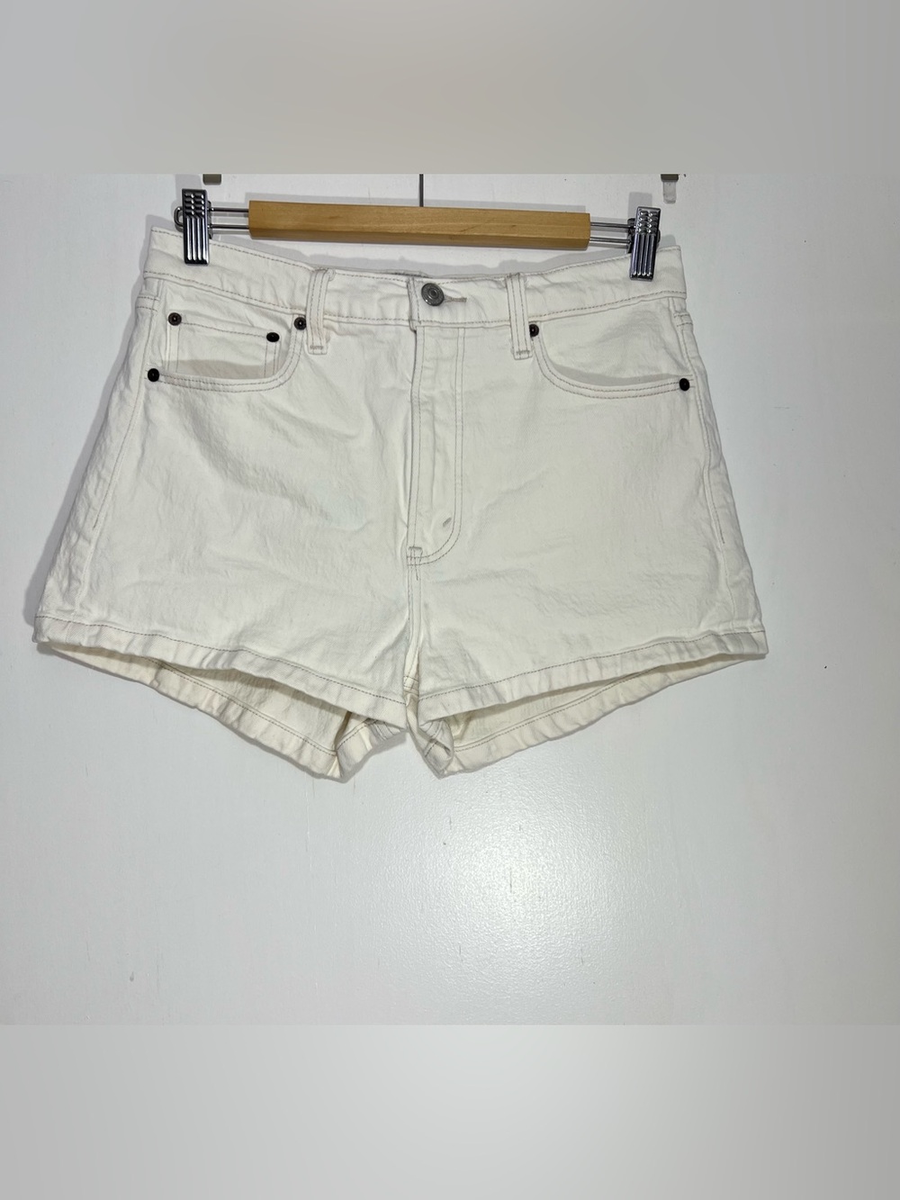 Abercrombie & Fitch White denim the mom short High-Rise size 6